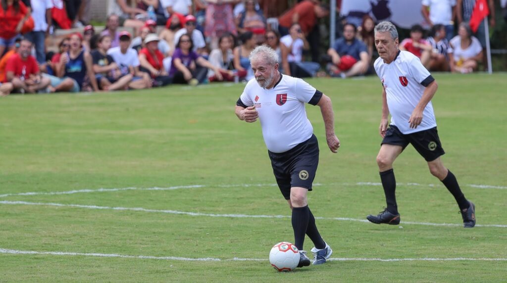 Lula E Chico Buarque Participam De Jogo De Futebol Do Mst Em Guararema