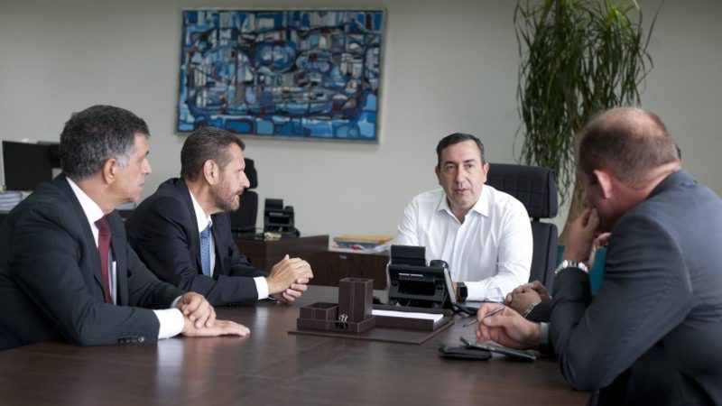 Prefeito de Mogi, Marcus Melo, em reunião com o secretário estadual Marcos Penido