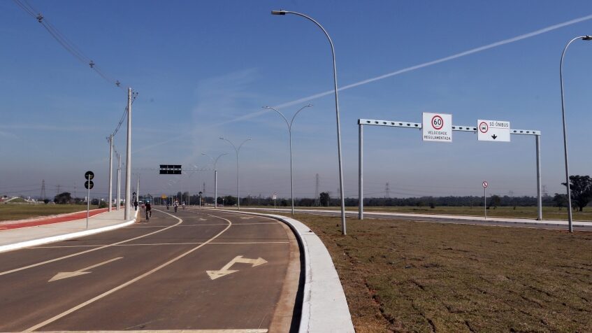 Canteiro central da rua Olegário Paiva, em Mogi, é aberto para