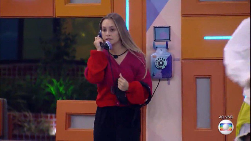 Carla Diaz atende Big Fone