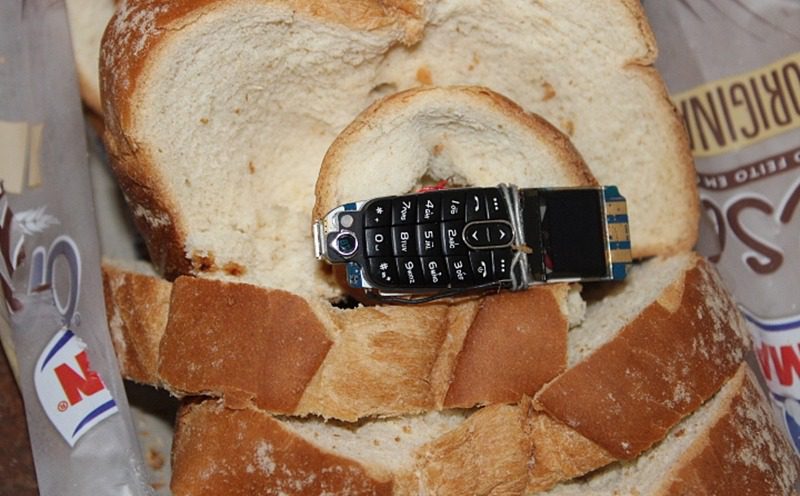 celular escondido em pão de forma