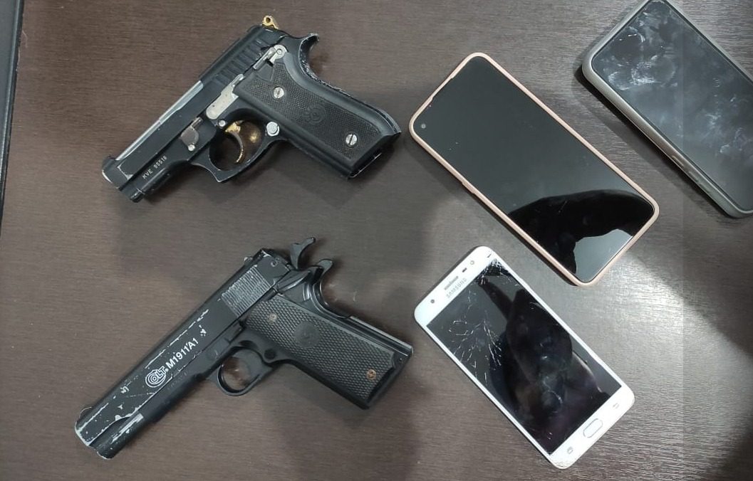 Armas e celulares apreendidos em Arujá