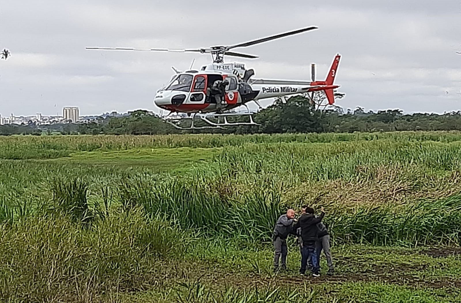 PM detém suspeito de roubo em Suzano - Helicóptero Águia