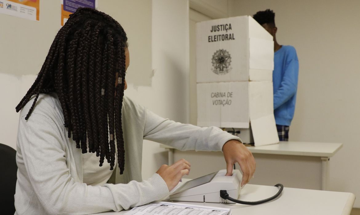 Eleitor na urna - Eleições
