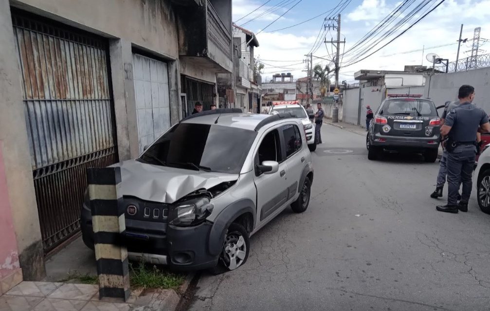 Suspeitos de sequestro batem carro em Ferraz de Vasconcelos