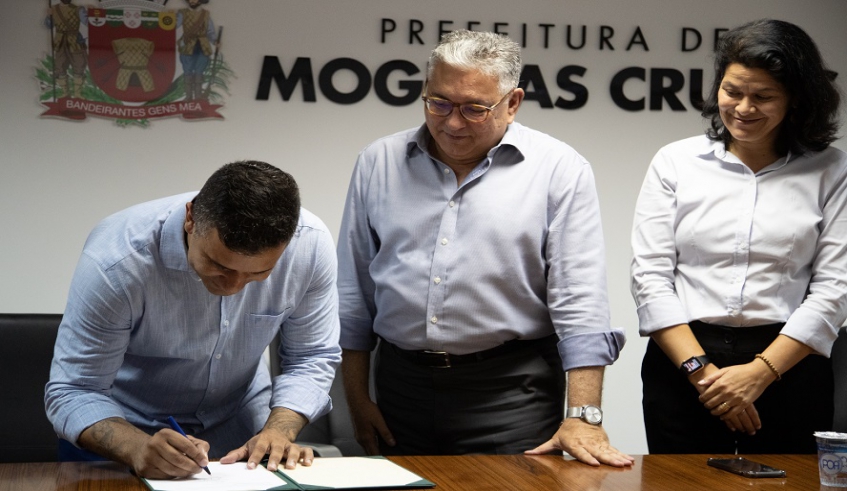 Prefeito Caio Cunha assina termo com o CAF