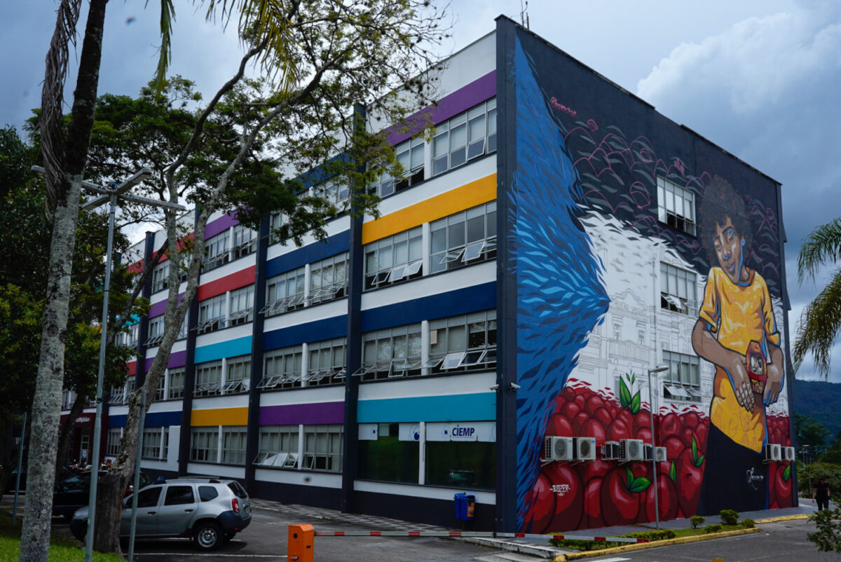 Grafite no prédio da Prefeitura de Mogi das Cruzes