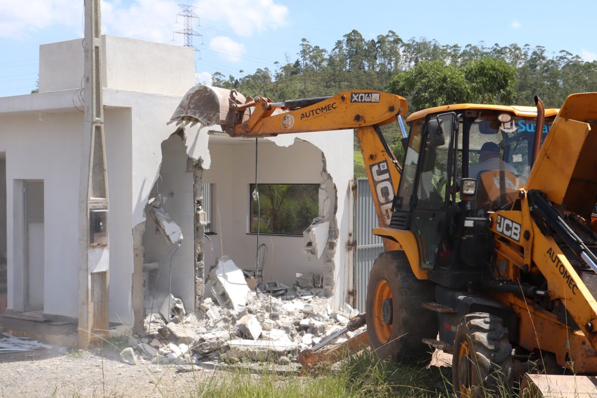 Desfazimento de construções irregulares em Suzano