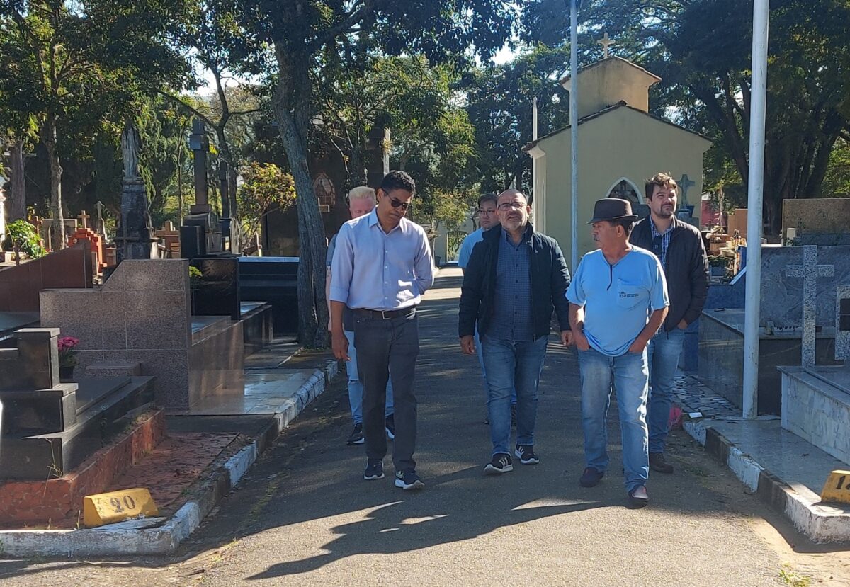 Vereadores de Mogi das Cruzes no cemitério São Salvador