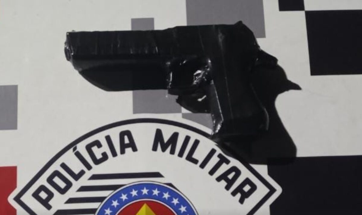 Arma falsa apreendida pela PM em Itaquaquecetuba