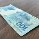 Dinheiro - Nota de R$ 100 reais