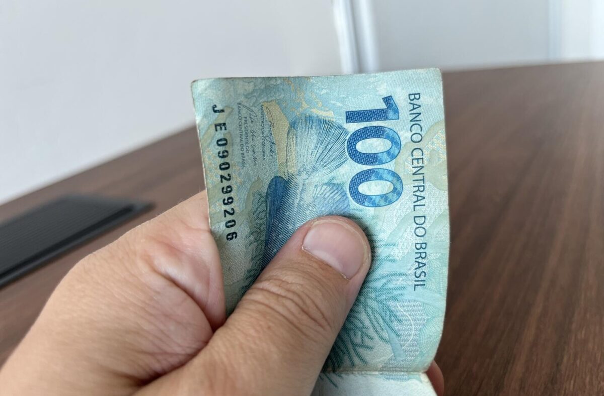 Dinheiro - Nota de R$ 100 reais