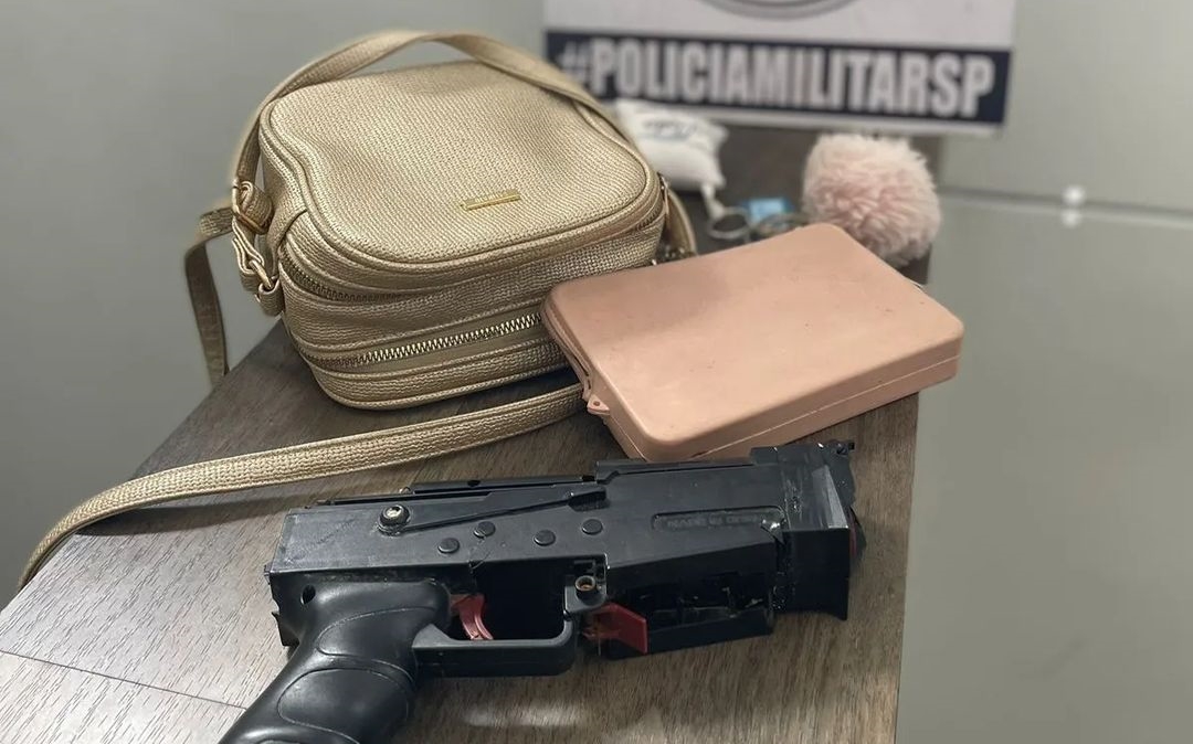 Bolsa roubada e arma falsa apreendidas pela PM em Mogi das Cruzes