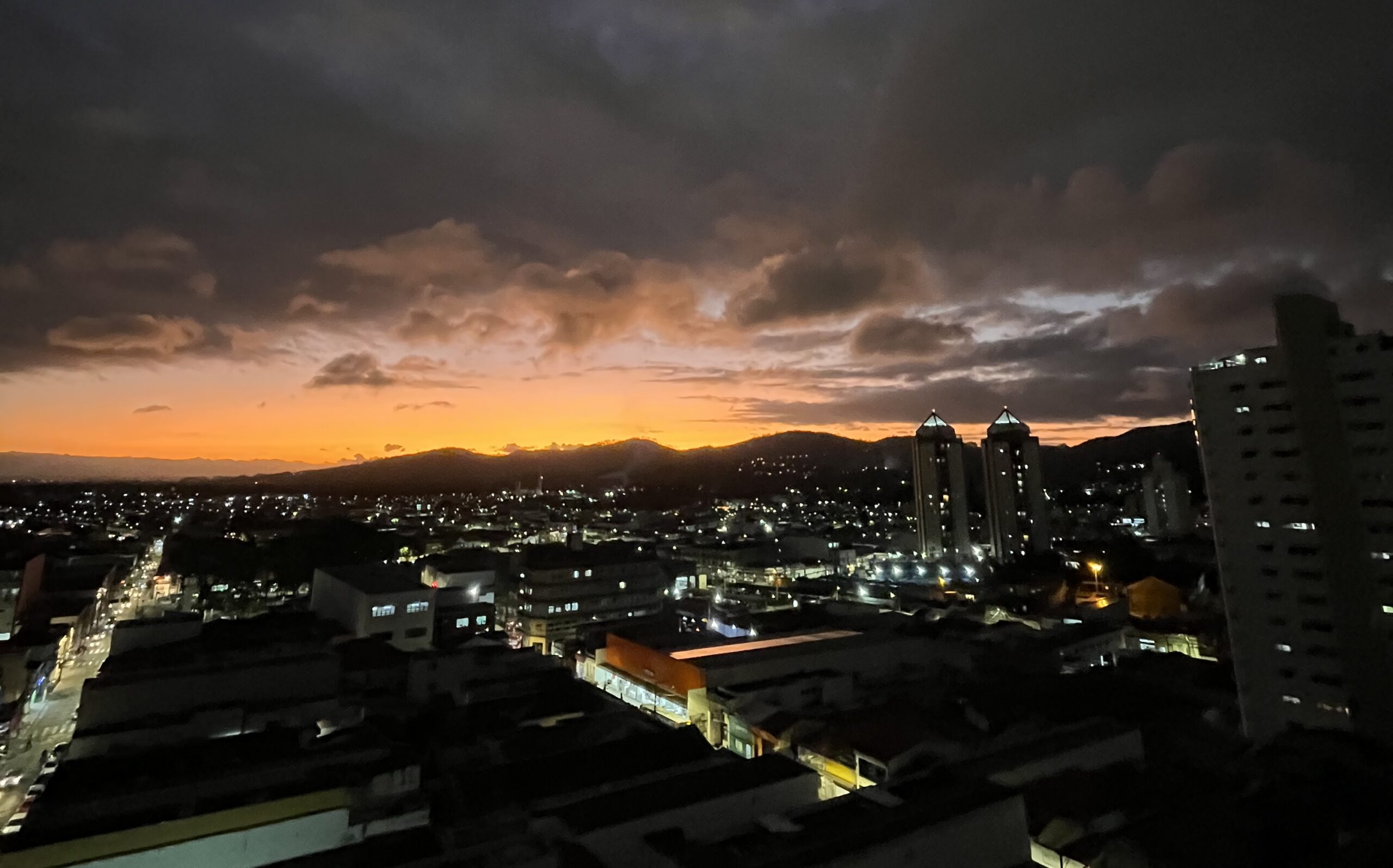 Céu ao entardecer em Mogi das Cruzes