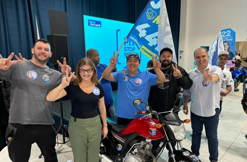 Mara Bertaiolli com motoboys e motoristas