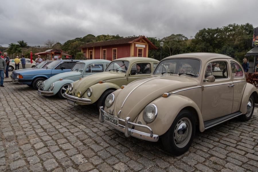 Encontro de Carros Clássicos na Vila de Luís Carlos em Guararema