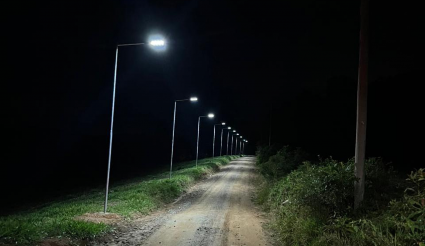 Iluminação fotovoltaica em estrada rural de Mogi das Cruzes