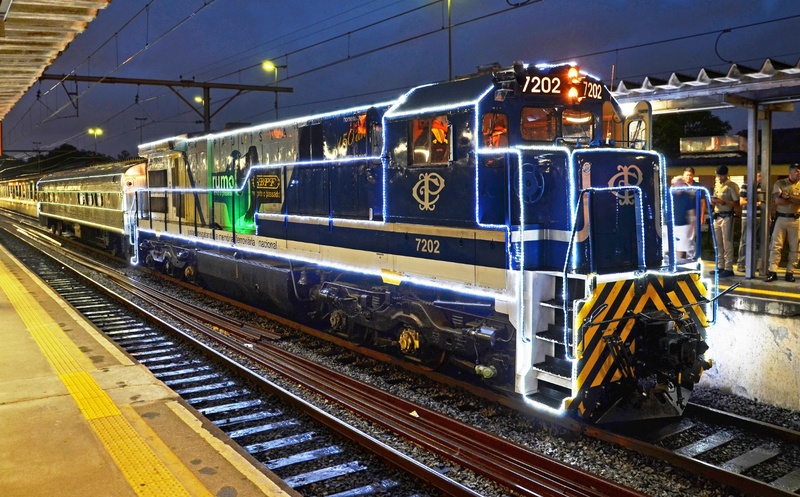 Trem iluminado da Rumo ao Natal