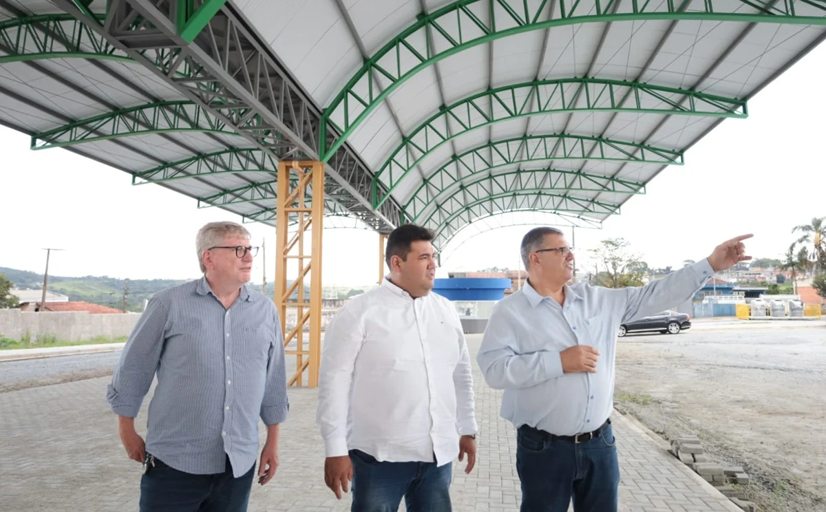 Prefeito Pedro Ishi visita obra