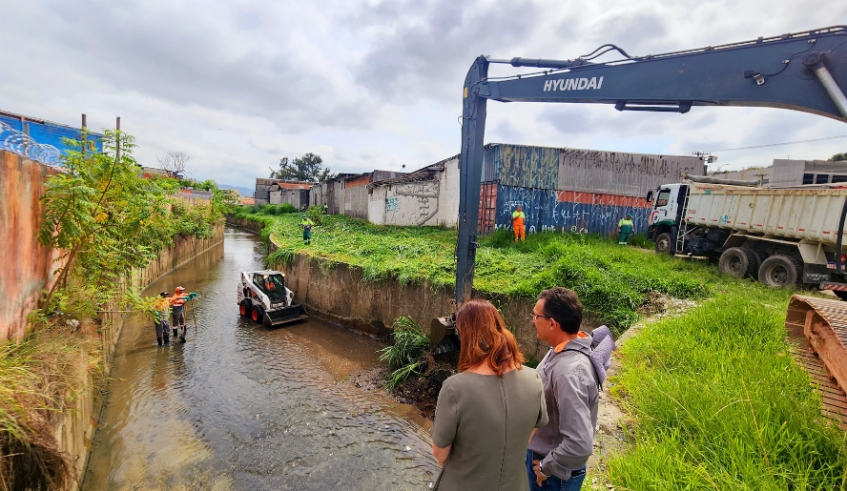 Limpeza no Córrego dos Canudos