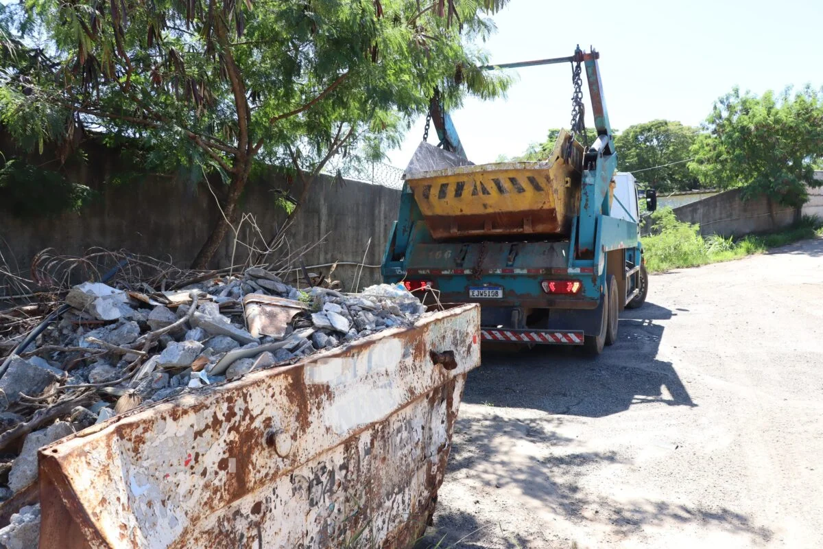 Caçamba irregular apreendida em Suzano