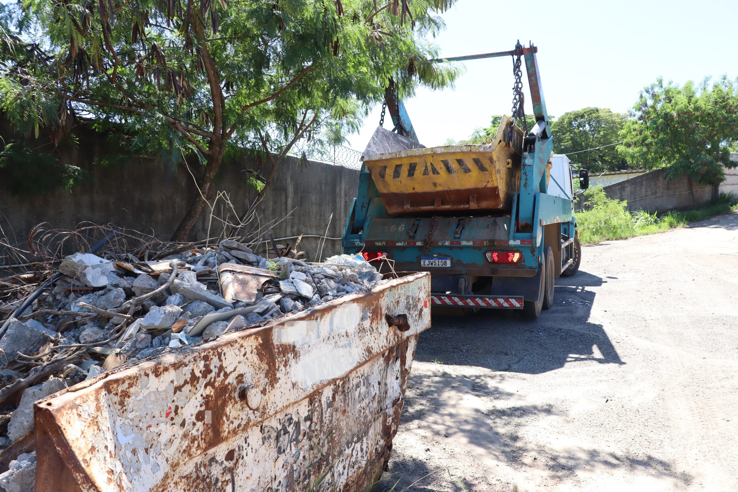 Caçamba irregular apreendida em Suzano