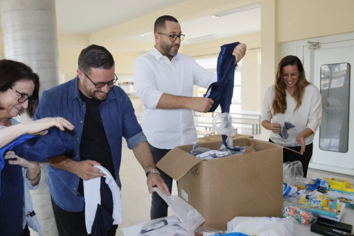 Entrega de Uniformes e Material Poá