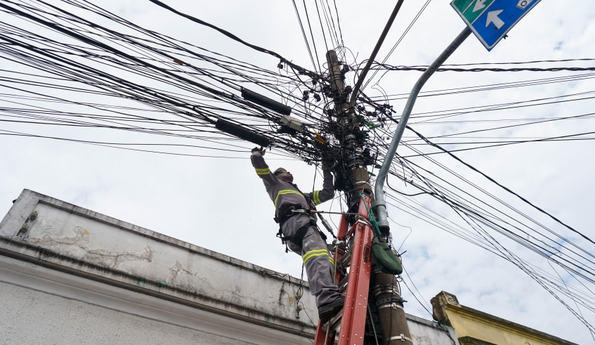 Fios em postes de Mogi das Cruzes