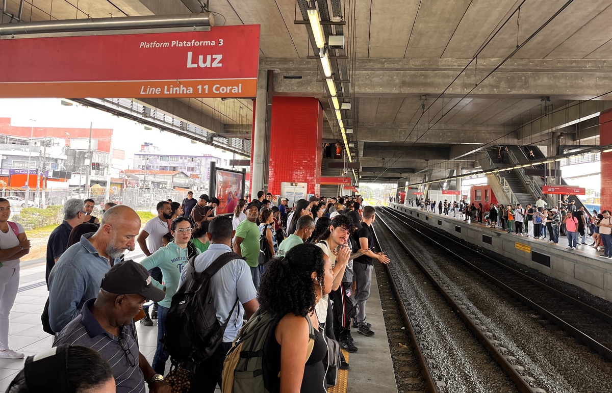 Estação Suzano da CPTM lotada