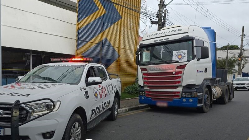 Caminhão recuperado em Guararema