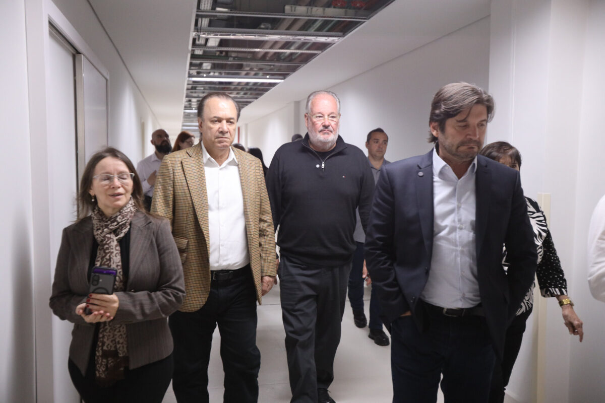 Eleuses Paiva visita hospital em Guararema