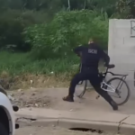 GCM joga bicicleta em córrego