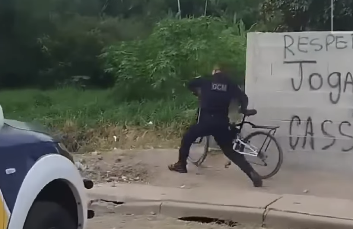 GCM joga bicicleta em córrego