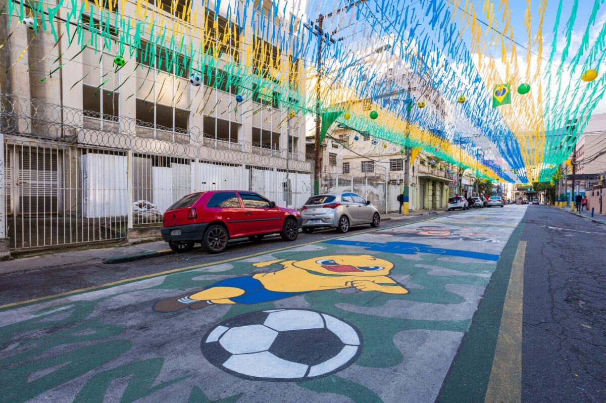 Rua pintada para a Copa do Mundo