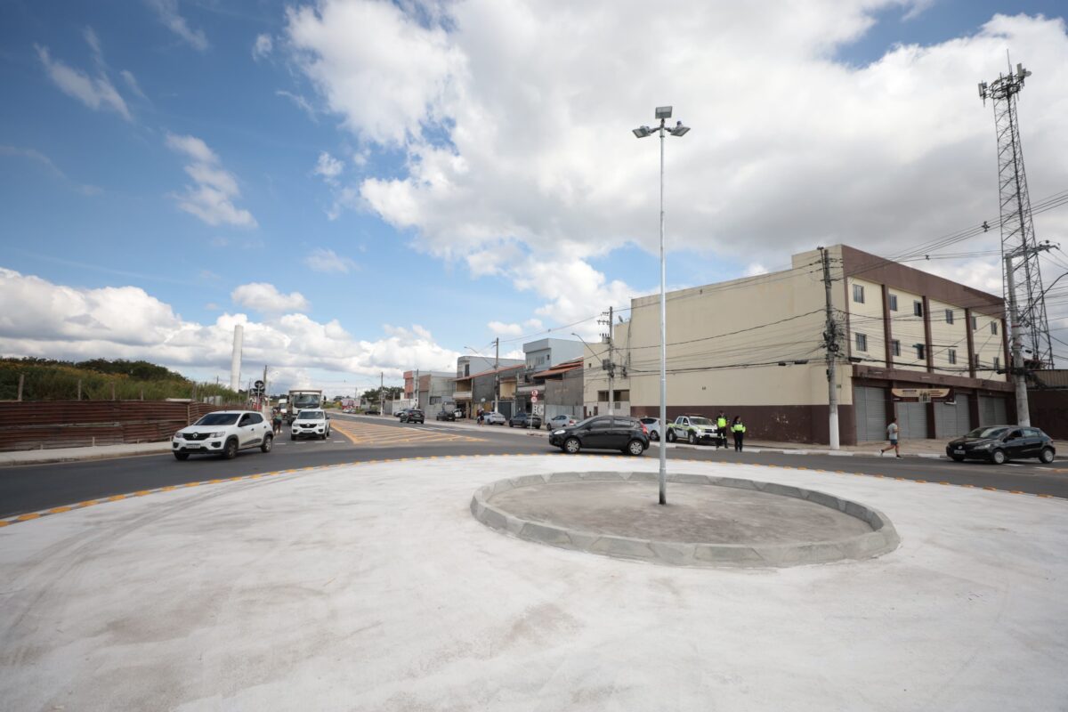 Avenida Senador Roberto Simonsen ganha rotatória e novo semáforo