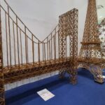 Exposição de esculturas em palitos de sorvete