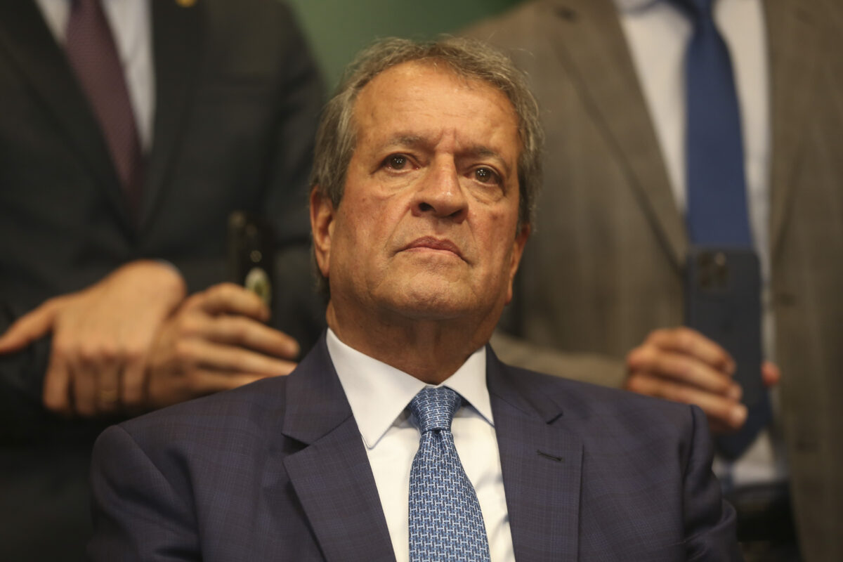 O presidente nacional do Partido Liberal (PL), Valdemar Costa Neto, fala com a imprensa no Centro de Eventos e Convenções Brasil, em Brasília.