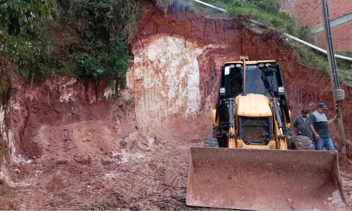 retroescavadeira apreendida em Itaquaquecetuba