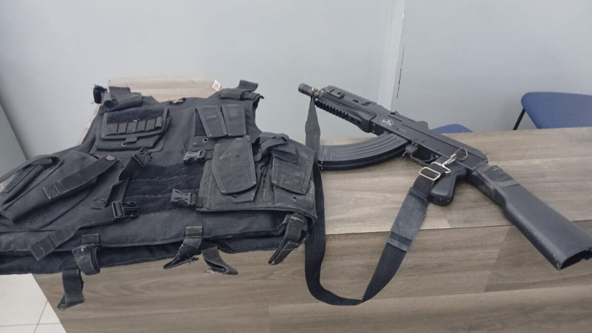 Simulacro de fuzil e colete balistico