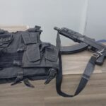 Simulacro de fuzil e colete balistico